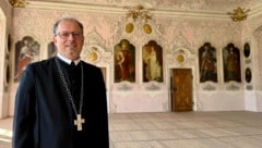 Abt Alfred Eichmann im prunkvollen Prälatensaal des Benediktinerstifts St. Lambrecht