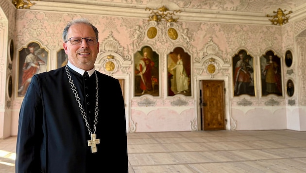 Abt Alfred Eichmann im prunkvollen Prälatensaal des Benediktinerstifts St. Lambrecht