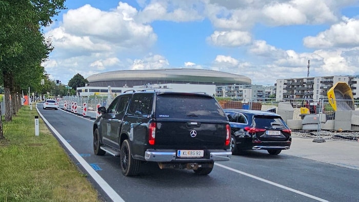 Die Zufahrt zum Hallenbad wird errichtet.