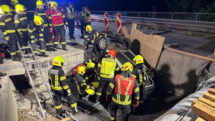 Das Mopedauto landete kopfüber im Abgrund.
