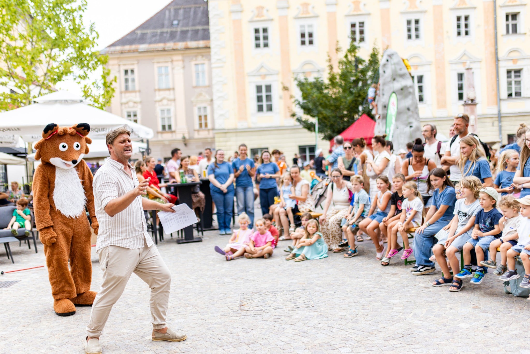 „Krone“-Lesefuchs Theo und Leseonkel Christian unterhielten Kinder im Landhaushof.