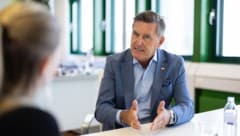 „Es sind weiterhin aufgemotzte Scooter unterwegs“: Verkehrsminister Peter Hanke hat neue ...
