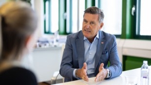 „Es sind weiterhin aufgemotzte Scooter unterwegs“: Verkehrsminister Peter Hanke hat neue ...