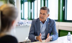 „Es sind weiterhin aufgemotzte Scooter unterwegs“: Verkehrsminister Peter Hanke hat neue ...