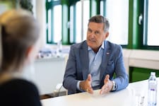 „Es sind weiterhin aufgemotzte Scooter unterwegs“: Verkehrsminister Peter Hanke hat neue ...