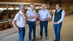 Rudolf Buchner (Zweiter von links) im Gespräch mit Bauernbund-Chef Georg Strasser, ...