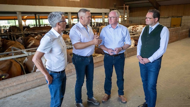Rudolf Buchner (Zweiter von links) im Gespräch mit Bauernbund-Chef Georg Strasser, ...