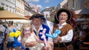 Akrobaten, Clowns, Musiker – das bunte Programm auf dem 30. Altstadtzauber ließen sich auch ...