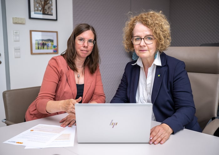 Landesrätin Teschl-Hofmeister (re.) mit Daniela Bitter vom Verein Frauenzentrum St. Pölten