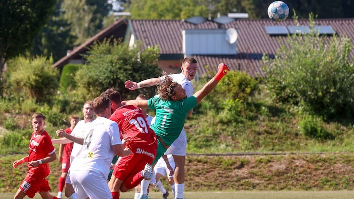 Permanschlager und Goalie Eder retten in höchster Bedrängnis gegen Anif-Schütze Neureiter (19).