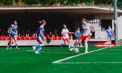 Katja Wienerroither (re.) traf zum 1:0 für Salzburg.