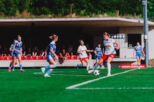 Katja Wienerroither (re.) traf zum 1:0 für Salzburg.