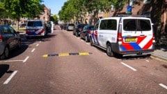 Polizeiautos in der Nähe des Festnahmeortes in Rotterdam