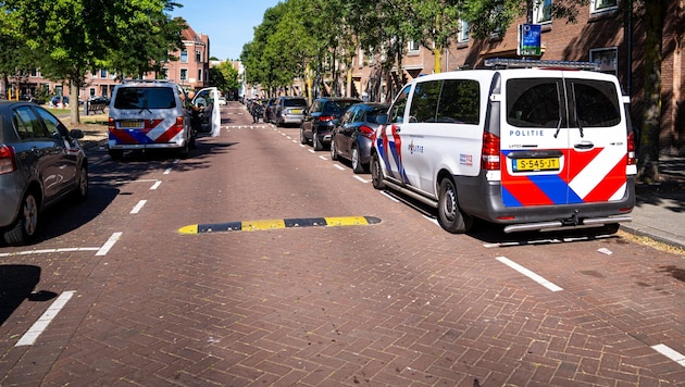 Polizeiautos in der Nähe des Festnahmeortes in Rotterdam