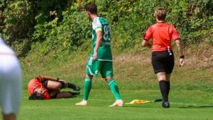 In Schwarzach wurde Schiri-Assistent Lener abgeräumt, musste behandelt werden