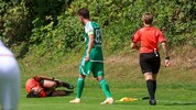 In Schwarzach wurde Schiri-Assistent Lener abgeräumt, musste behandelt werden