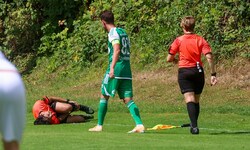 In Schwarzach wurde Schiri-Assistent Lener abgeräumt, musste behandelt werden
