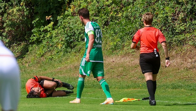 In Schwarzach wurde Schiri-Assistent Lener abgeräumt, musste behandelt werden