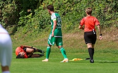 In Schwarzach wurde Schiri-Assistent Lener abgeräumt, musste behandelt werden