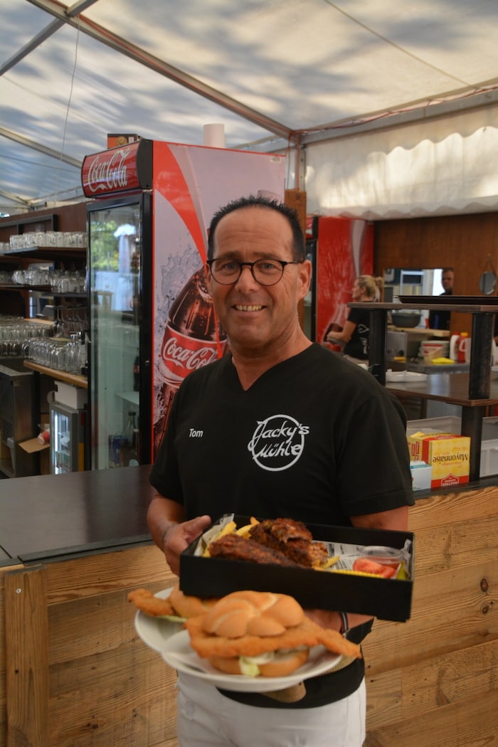 In Jacky‘s Bierzelt gibt‘s kulinarisch viele Leckerbissen. Gehört mindestens einmal während des ...