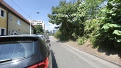 Ein Mann folgt einer Frau auf dem Heimweg in Meidling, zerrt sie hier ins Gebüsch – und stürzt ...