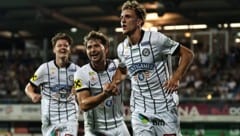 Doppeltorschütze Nelson Weiper lässt sich von seinen Sturm-Graz-Kollegen feiern ...