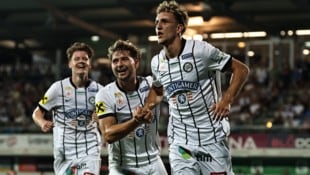 Doppeltorschütze Nelson Weiper lässt sich von seinen Sturm-Graz-Kollegen feiern ...