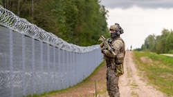 Ein Soldat an der lettischen NATO-Außengrenze: Mit einem Angriff auf das Baltikum könnte ...