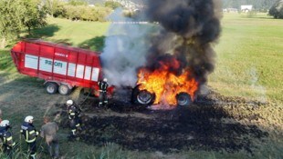 Der Traktor stand binnen weniger Minuten in Vollbrand.