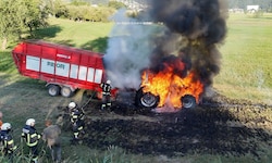 Der Traktor stand binnen weniger Minuten in Vollbrand.