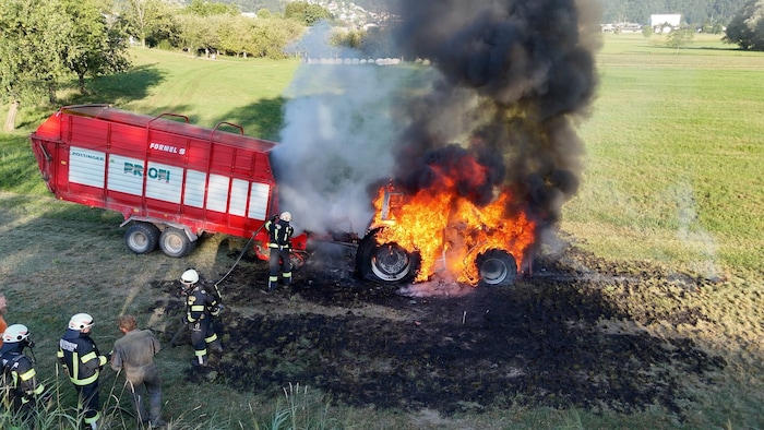 Der Traktor stand binnen weniger Minuten in Vollbrand.