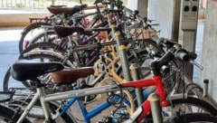Neun Diebe und Diebinnen erbeuteten mindestens sieben Fahrräder.