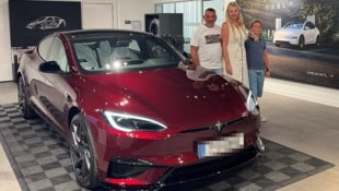Dallapozza, Krone KREATIV Christian, Malgorzata und Paul Dallapozza mit dem besonderen Tesla.