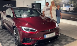 Christian, Malgorzata und Paul Dallapozza mit dem besonderen Tesla.