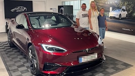 Christian, Malgorzata und Paul Dallapozza mit dem besonderen Tesla.