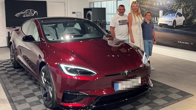Christian, Malgorzata und Paul Dallapozza mit dem besonderen Tesla.