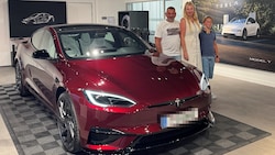 Christian, Malgorzata und Paul Dallapozza mit dem besonderen Tesla.