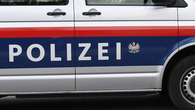 Mit einem Streifenwagen kollidierte in Villach ein Radfahrer.