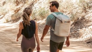 Der Yeti-Rucksack hält bis zu 33 Dosen a 355 ml oder sieben Weinflaschen kühl. 