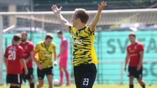 Josef Kuess Roman Adunka köpfte den Ball aus 25 Metern ins Kreuzeck!