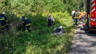 FOTOKERSCHI / MARTIN SCHARINGER Feuerwehrleute mussten das völlig demolierte Unfallauto bergen.