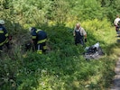 Feuerwehrleute mussten das völlig demolierte Unfallauto bergen.