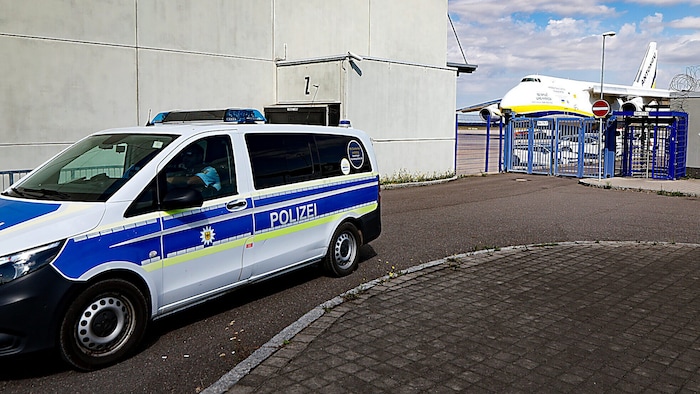 Erhöhte Sicherheit am Flughafen Leipzig, im Hintergrund sieht man ein ukrainisches ...