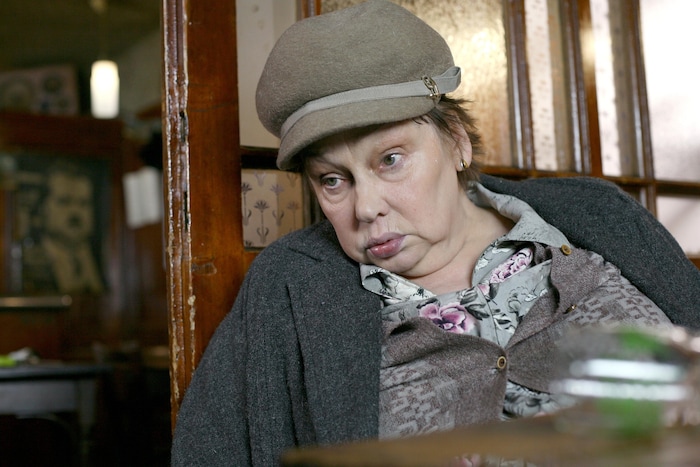 Vera Borek als Pfarrersköchin Erna Schinabeck in „Der Bulle von Tölz“