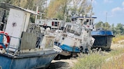 Gespenstische Bilder: Hochwasser-Anschwemmungen und die Trockenheit haben ihnen den Hafen ...