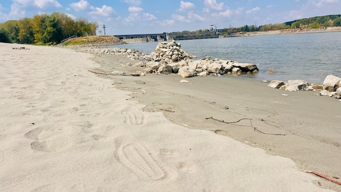 Wo normalerweise schon der Fluss plätschert, zeichnen sich jetzt Fußstapfen ab. Im Hintergrund ...