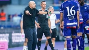 Wie kann‘s das alles geben? Austria-Trainer Stephan Helm (der selbst die Gelbe sah, weil er eine ...