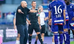 Wie kann‘s das alles geben? Austria-Trainer Stephan Helm (der selbst die Gelbe sah, weil er eine ...