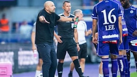 Wie kann‘s das alles geben? Austria-Trainer Stephan Helm (der selbst die Gelbe sah, weil er eine ...