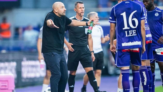 Wie kann‘s das alles geben? Austria-Trainer Stephan Helm (der selbst die Gelbe sah, weil er eine ...